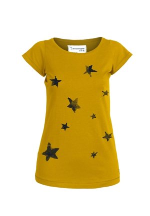 Geel katoenen T-shirt met korte mouwen, voorzien van zwarte sterafdrukken in verschillende maten over de voorkant en een ronde hals.