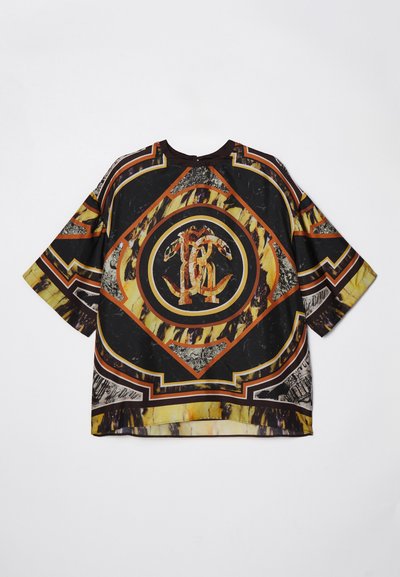 Maglietta a maniche corte con un motivo grafico nero, arancione e giallo caratterizzato da un design a diamante e dettagli intricati in vari colori.