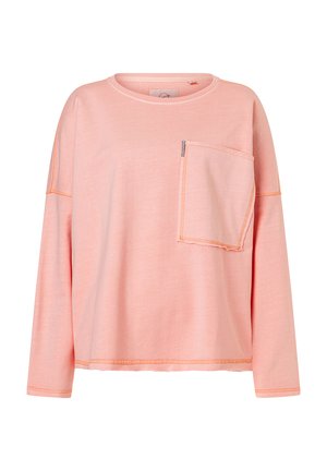 Locker sitzendes langärmeliges rosa Hemd mit großer quadratischer Brusttasche und sichtbaren orangefarbenen Nähten an Nähten und Säumen.