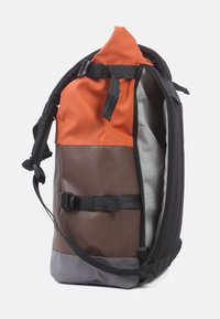 Rucksack mit orangefarbenem Oberteil, braunem Boden und grauem Unterteil; aus strapazierfähigem Stoff mit verstellbaren Trägern und Schnallenverschluss; schlankes, modernes Design.