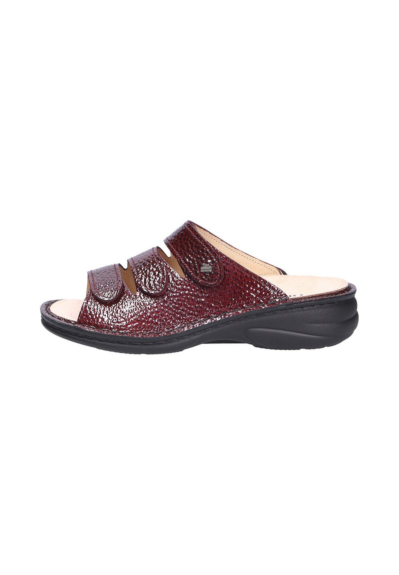 Open-toe schuiv sandal in bordeaux gek textureerd leer met twee verstelbare bandjes en een gevoerde zwarte zool voor comfort.
