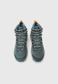 Μπλε ορειβατικά μποτάκια με δομημένο επάνω μέρος, με γκρι κορδόνια και πορτοκαλί ετικέτα. Ο σχεδιασμός περιλαμβάνει μαξιλαρωμένο γιακά και ενισχυμένη μύτη.