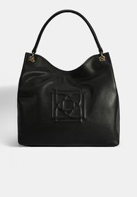 Zwarte leren totebag met een gestructureerde afwerking, voorzien van een reliëfontwerp aan de voorkant en een enkele gebogen handgreep met goudkleurige hardware.