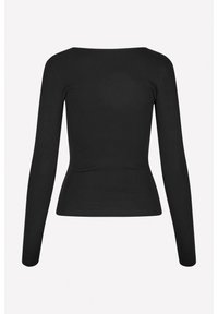 Svart långärmad topp med ribbad textur, med båturringning och figurnära siluett, gjord av ett elastiskt tyg.