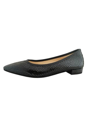 Ballet flat nera con tomaia texturizzata a motivo a rete, punta arrotondata e tacco basso a blocco. Presenta un bordo nero liscio attorno all'apertura.