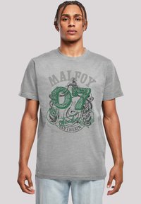 Grijze katoenen t-shirt met groene tekst en graphics met "Malfoy 07" en "Slytherin" eronder, ontworpen met een ronde hals en korte mouwen.