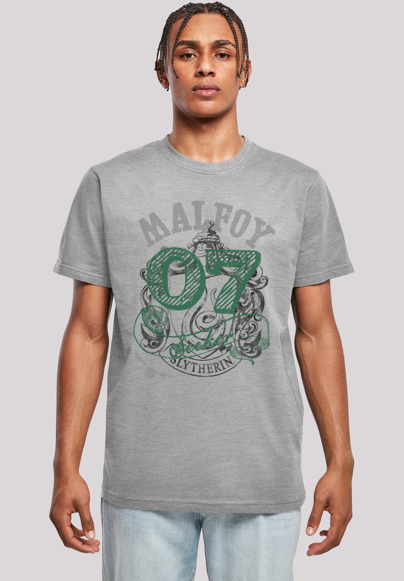 Grijze katoenen t-shirt met groene tekst en graphics met "Malfoy 07" en "Slytherin" eronder, ontworpen met een ronde hals en korte mouwen.