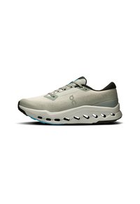 Helle graue Sportschuhe mit einer strukturierten Oberseite, schwarzen Akzenten, weißer Zwischensohle und blauen Details. Verfügt über markante Aussparungen entlang der Sohle.