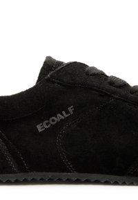 Baskets en daim noir avec couture visible et le nom de la marque "ECOALF" sur le côté, dotées d'une semelle en caoutchouc texturée.