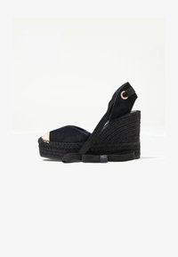 Seleccionado, black suede