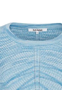 Ljusblå tröja med en strukturerad, mönstrad stickad design. Har en rund halsringning och en etikett med texten "Soft Rebels" i mitten.