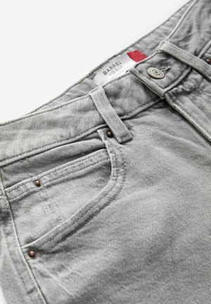 Jean en denim gris avec taille mi-haute, doté d'une poche avant, de coutures contrastantes marron et d'une fermeture à bouton en métal au niveau de la taille.