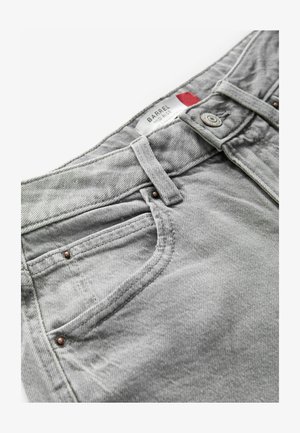 Grå denim jeans med medium høj talje, der har en forlommer, kontrasterende brune syninger og en metalknaplukning i taljen.