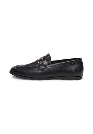 Mocassino nero in pelle con dettaglio fibbia in tono oro, tacco basso e punta arrotondata, visto di lato su sfondo bianco.
