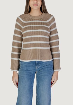 Maglione lavorato a maglia a righe marroni e bianche con scollo a costine, maniche larghe e orlo corto. Abbinato a jeans blu.