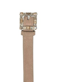 Hellbrauner Wildledergürtel mit einer quadratischen Schnalle, verziert mit klaren und bernsteinfarbenen Kristallsteinen. Glatte Textur, saubere Nähte.