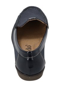 Scarpa slip-on blu navy con tomaia in suede e dettagli in pelle lucida. Punta tonda e interno beige con dettaglio cucito. Texture morbida.