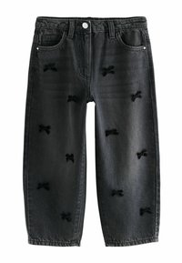Jeans in denim nero con vestibilità rilassata, caratterizzati da molteplici piccoli applicazioni a forma di fiocco nero su tutto il tessuto. Design classico a cinque tasche con chiusura a bottone.
