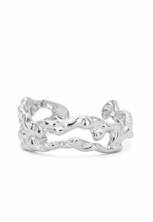 Zilverkleurige open ring met onregelmatige, golvende en getextureerde organische vormen die een dubbel bandontwerp vormen.