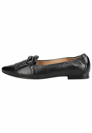 Zapato plano de cuero negro con punta estrecha, correa decorativa con detalle de anillo de metal y tacón bajo.