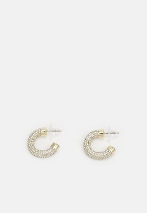 Petites boucles d'oreilles créoles en ton or, incrustées de minuscules strass clairs, avec des clous en métal et des attaches transparentes.