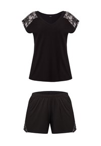 Czarna bluzka z dekoltem w serek i koronkowymi akcentami na rękawach, zestawiona z czarnymi szortami ozdobionymi koronką po bokach. Miękki materiał, luźny krój.