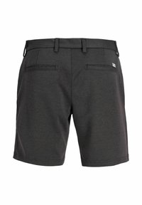 Shorts décontractés pour homme gris foncé avec passants pour ceinture et deux poches passepoilées à l'arrière, vus de dos sur fond blanc.