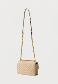 Μπεζ καπιτονέ τσάντα ώμου από δέρμα με χρυσή αλυσίδα και απλό κούμπωμα. Διαθέτει σχέδιο chevron και απαλή υφή.