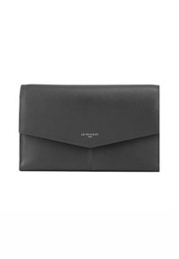 Cartera de cuero negra con un diseño minimalista, que presenta un cierre de solapa y una costura sutil. Logo grabado en el centro.
