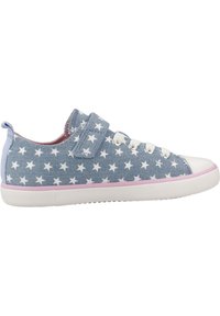 Sneaker in tela blu con motivo a stelle bianche, suola in gomma rosa e chiusura con cinturino. Punta rotonda con cappuccio bianco e superficie testurizzata.