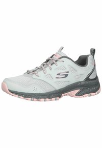 Zapatilla deportiva azul claro con parte superior de malla transpirable, acentos grises, suela rosa y banda de rodadura texturizada para tracción. Detalles reflectantes en el diseño.