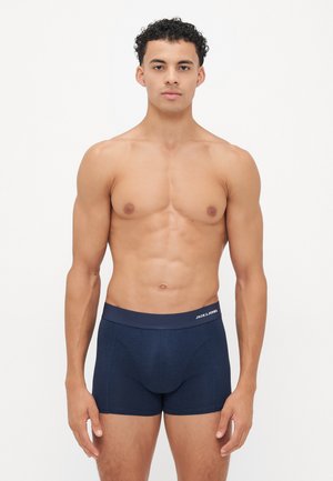 Marineblaue Boxershorts aus einem Stoff mit glatter Textur. Verfügt über einen kontrastierenden Bund mit dem Markenlogo auf der Vorderseite.