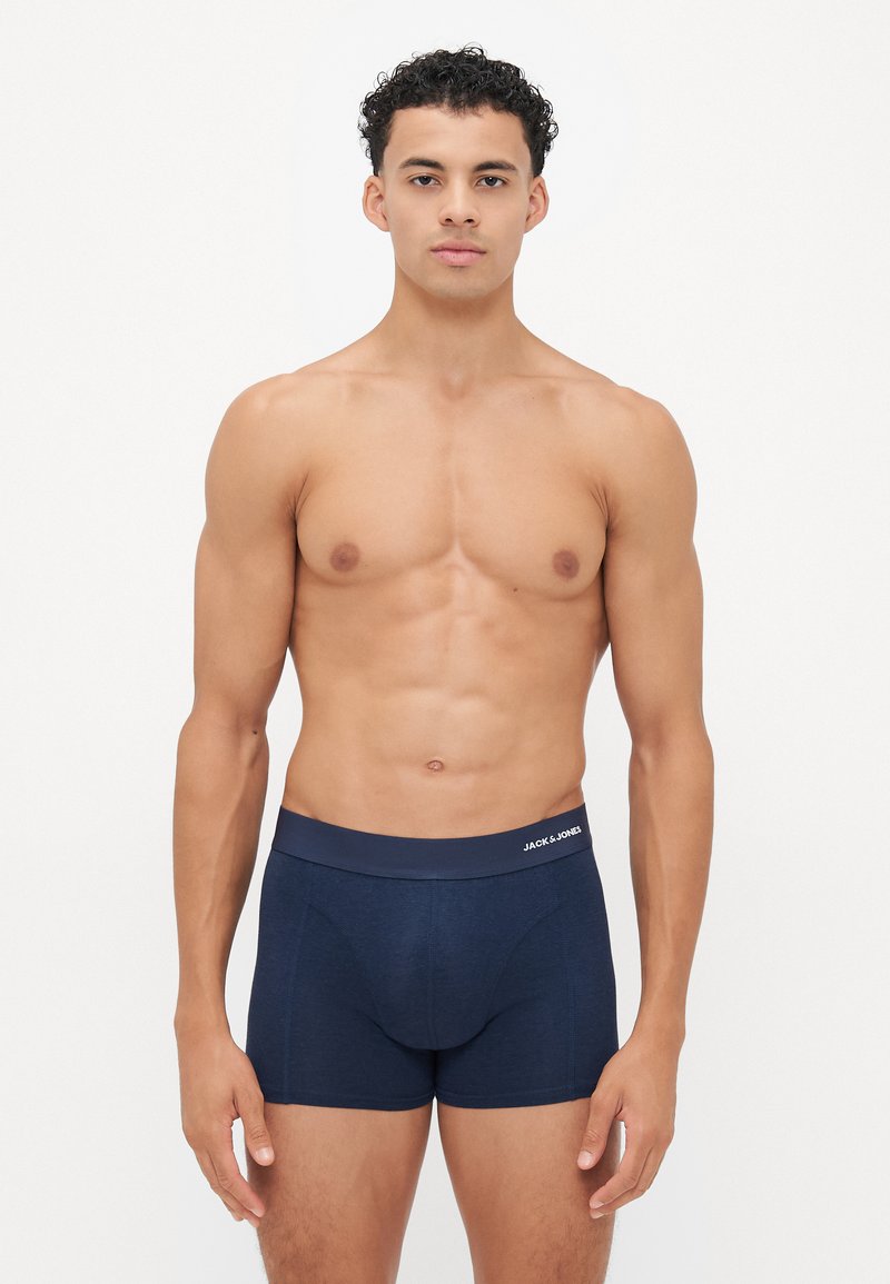 Marineblaue Boxershorts aus einem Stoff mit glatter Textur. Verfügt über einen kontrastierenden Bund mit dem Markenlogo auf der Vorderseite.