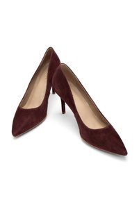 Bordowe zamszowe buty na wysokim obcasie z czubkiem w kształcie szpica i smukłym obcasem, z gładką, cielistą podszewką i klasycznym fasonem pump.
