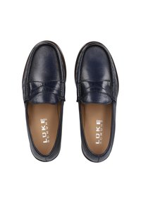 Marineblaue Leder-Lederschuhe mit einer glatten Textur, abgerundeter Spitze und dezenten Nahtdetails. Das Innere verfügt über eine hellbraune Innensohle mit Logo der Marke.