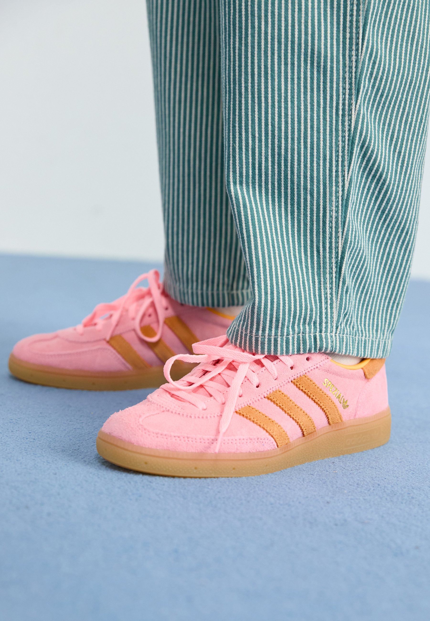 adidas Originals HANDBALL SPEZIAL Sneakers basse glow pink