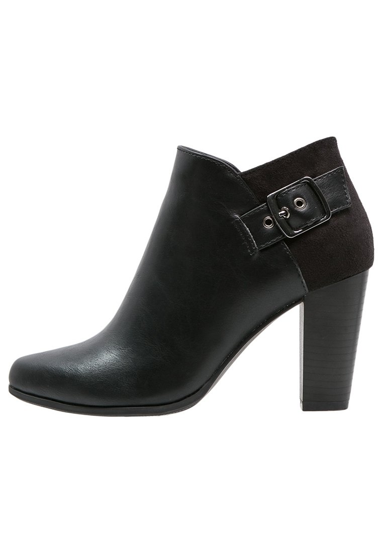 Stivaletto alla caviglia in pelle nera e camoscio con punta arrotondata, alto tacco a blocco e fibbia decorativa sul lato. Tessuto liscio con una leggera lucentezza.
