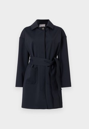 Trench coat azul marinho feito de tecido suave, apresentando uma gola, mangas longas, um cinto na cintura e dois bolsos frontais.