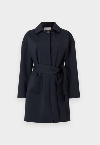 Μπλε ναυτικό παλτό φτιαγμένο από λείο ύφασμα, με γιακά, μακρυά μανίκια, ζώνη στη μέση και δύο μπροστινές τσέπες.