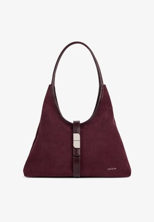 Grand sac à main en daim bordeaux avec garniture en cuir foncé, une bandoulière, et une boucle rectangulaire argentée sur le devant au centre, signé nat & nin dans le coin inférieur.