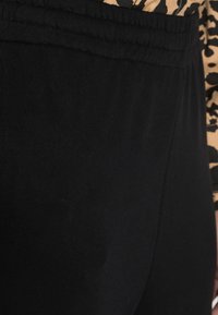 Gestuz BIRTA CUTLINE PANTS - Calças de fato de treino - black