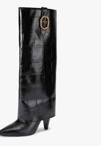 Czarne botki do kolan, błyszcząca skóra z teksturowanym wzorem krokodyla. Szpiczasty nos i smukły obcas, z złotym, okrągłym detalem metalowym.