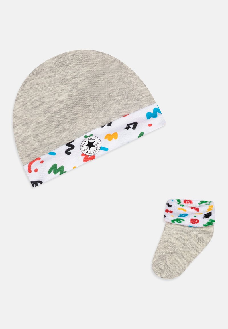 Γκρίζο πλεκτό καπέλο και σετ κάλτσες που ταιριάζουν, με λευκή ταινία που διαθέτει πολύχρωμα αφηρημένα σχέδια και ένα μαύρο λογότυπο.