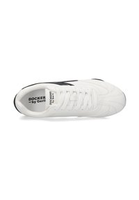 Weißer Sneaker mit einem strukturierten Lederoberteil, ausgestattet mit schwarzen Akzentstreifen und einer Gummisohle. Die Schnürsenkel sind weiß; das Innere hat ein Markenlabel.