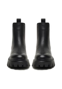 Must musta must roheliste taldade ja tõmberaamidega mustad nahast pahkluu saapad, kuvatud eesotsast valgel taustal.