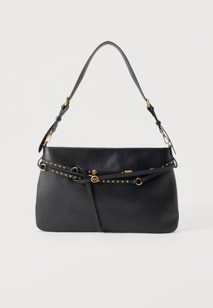 Μαύρη δερμάτινη τσάντα ώμου με ρυθμιζόμενο λουρί, χρυσά τρουκς και διακοσμητικά χρυσά στοιχεία μπροστά.