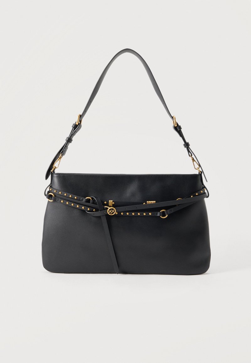 Μαύρη δερμάτινη τσάντα ώμου με ρυθμιζόμενο λουρί, χρυσά τρουκς και διακοσμητικά χρυσά στοιχεία μπροστά.