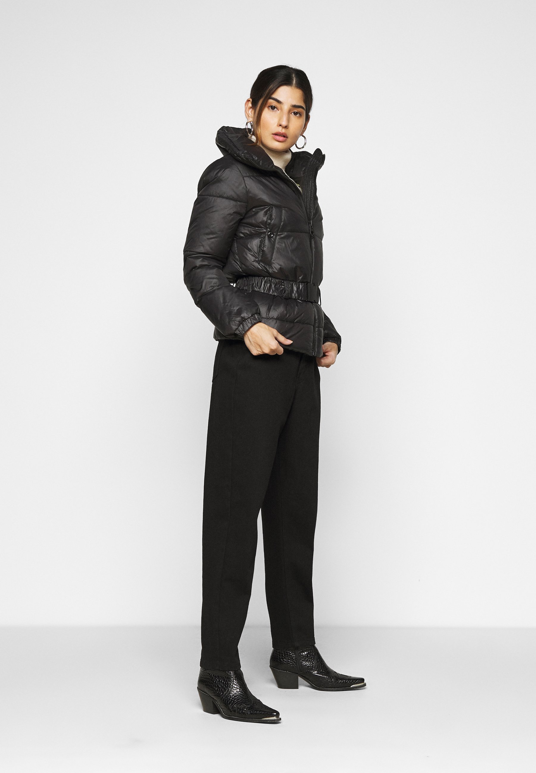 ONLTRIXIE BELTED PUFFER JACKET Vinterjacka black ONLTRIXIE BELTED PUFFER JACKET Vinterjacka black
