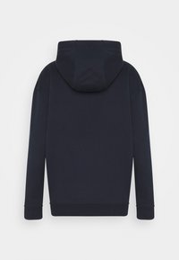 Felpa blu navy con cappuccio, caratterizzata da una consistenza morbida, maniche lunghe e polsini a coste. Senza loghi o motivi visibili.