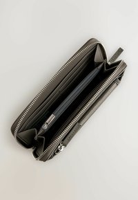 Grijze leren portemonnee met zilveren rits, voorzien van meerdere compartimenten, een centrale ritszak en een gestructureerde buitenkant voor grip.